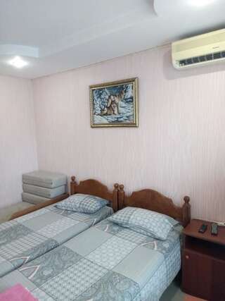 Гостиница Черноморец Лазаревское Стандартный двухместный номер с 1 кроватью или 2 отдельными кроватями и балконом-9
